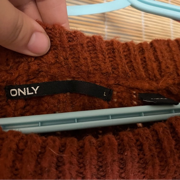 Super soft, burnt orange sweater - Picture 4 of 4